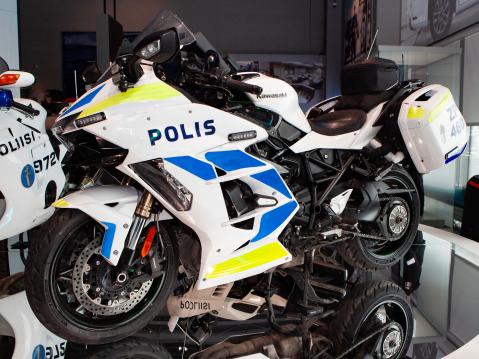 Maijat ja möröt -erikoisnäyttelyssä on esillä esimerkiksi maailman nopein poliisimoottoripyörä, Kawasaki Ninja H2 SX. Muita ajoneuvoja näyttelyssä ovat muun muassa Saab 99, Dodge Aspen Police Special ja Volvo 244 DL. Kuva Roosa Lehtonen.