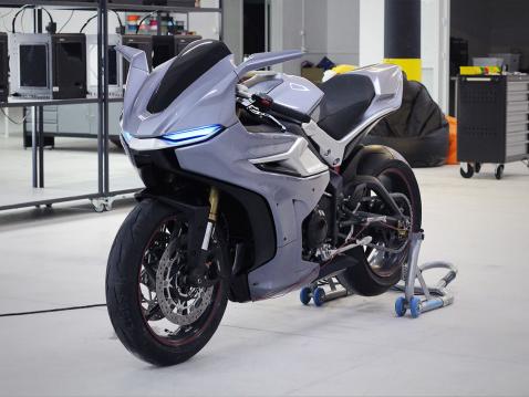 3D-tulostetuin kattein varustettu Triumph Daytona.