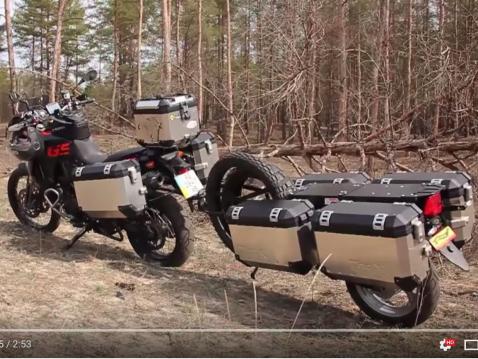 BMW GS 800 ja C-Way offroad-traileri.