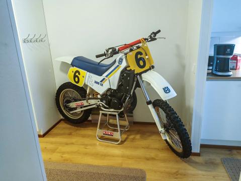 Moottoripyörää voi säilöä myös kodissa, mutta emme suosittele sitä. Kuvassa on toimittajamme Tero Kiiran Husqvarna CR 500. Siitä on poistettu kaikki nesteet, jotta sitä voi säilyttää (toim.huom kerrostalossa!) paloturvallisesti. Tero rakastaa moottoripyöriä ja se näkyy hänen kodinsa sisustuksessa.