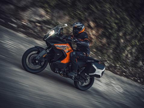 KTM 1290 Super Adventure S vuosimallia 2021.