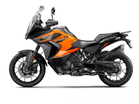 KTM 1290 Super Adventure S vuosimallia 2021.