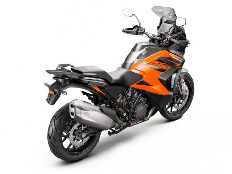 KTM 1290 Super Adventure S vuosimallia 2021.