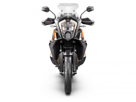 KTM 1290 Super Adventure S vuosimallia 2021.