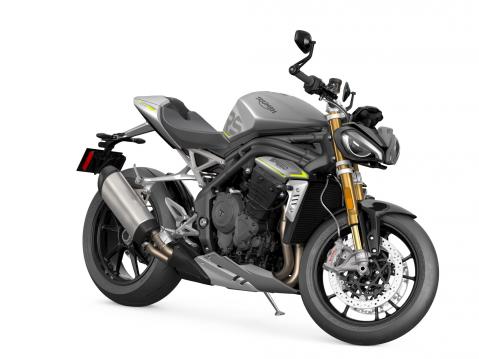 Triumph Speed Triple 1200 RS vuosimallia 2021. Mallisukunäkö on ilmeinen.