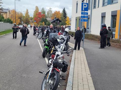 Motoristeja Kinnarin koululla. Koulukiusaaminen on vakava asia, joka saa nopeasti tuomion motoristeilta. Kuva Satu Sorri