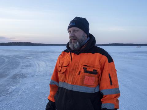 - Onneksi huomenna on parempi sää. Tuulta vain kaksi metriä sekunnissa, Haka-aho tuumi. Perjantaina puhalsikin melkoinen hiivari.