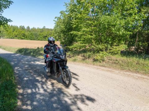 Vertailussa Honda XL750 Transalp ja Suzuki V-Strom 800 DE. Vertailussa Honda XL750 Transalp ja Suzuki V-Strom 800 DE.