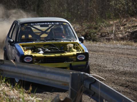 Lempäälän Funkkis-Esson moottoripajan auto, kuva Mikko Yrkki.