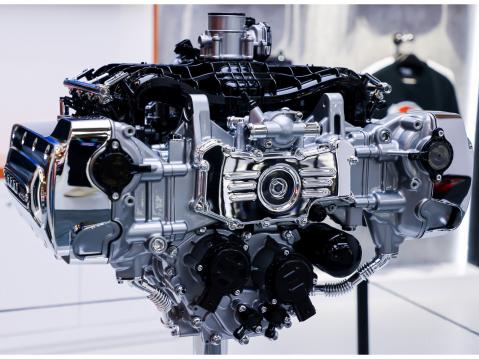 Souo S2000 GL:n sydän: bokserimoottori, kahdeksan sylinteriä, neliventtiilikannet, DOHC ja tilavuus kaksi litraa.