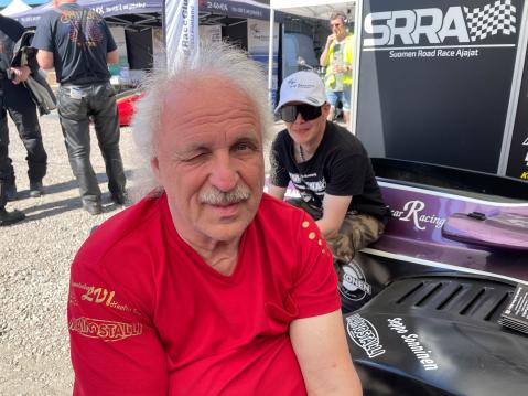 SRRA:n teltalla olivat muun muassa sivuvaunuratamoottoripyöräilijä Markku Artiola, joka tänä vuonna starttaa 42. kilpailukautensa. Taustalla purkkari Matti Liekari.