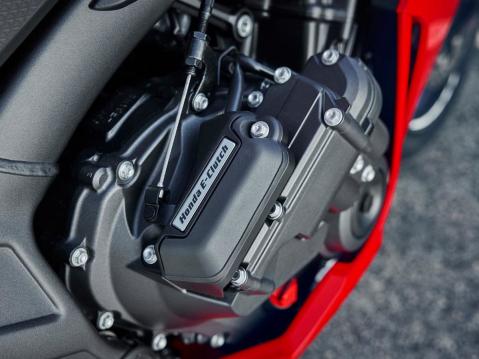 Vuosimallin 2024 Honda CBR650R. E-Clutch on sijoitettu moottorin oikealle puolen.