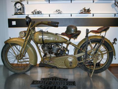 Kuopion Moottoripyörämuseo-kahvilan suurin harvinaisuus: 1925 Harley-Davidson JDCB.