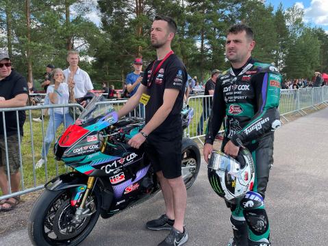 29 kertainen Mansaaren TT-kisojen voittaja Michael Dunlop valmistautumassa aika-ajoihin.