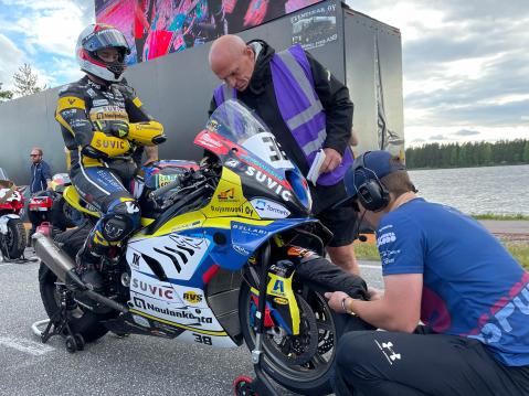 Erno Kostamo keskittymässä IRRC Superbike-luokan kilpailuun.