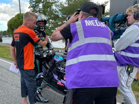 Michael Dunlop median haastateltavana ennen kisan alkua.