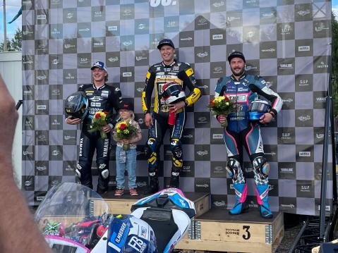 IRRC Superbike-luokan lauantain podium. Eemeli Lahti (vas.), isänsä kanssa podiumille päässyt Sinna Kostamo, Erno Kostamo ja David Dazer.