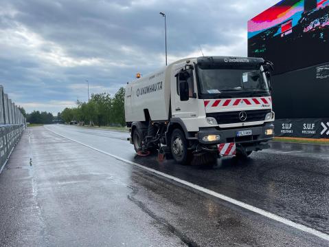 Ukkoskuuron jälkeen rataa kuivattiin sekä koneellisesti, että joissakin paikoin ihmisvoimin harjaamalla.