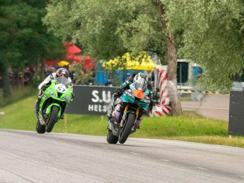 Kenny Koskinen ampaisi Dunlopin perään Open Superbike -luokan lähdössä.