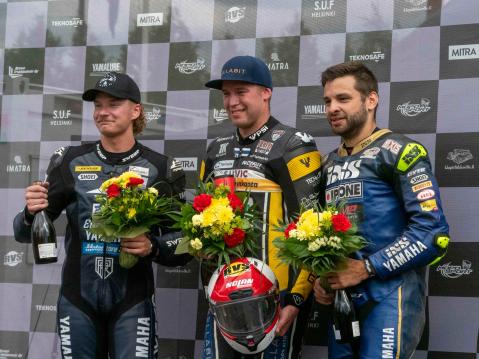 IRRC Superbike-luokan podiumilla Eemeli Lahti (vas.), Erno Kostamo ja Lucas Maurer.