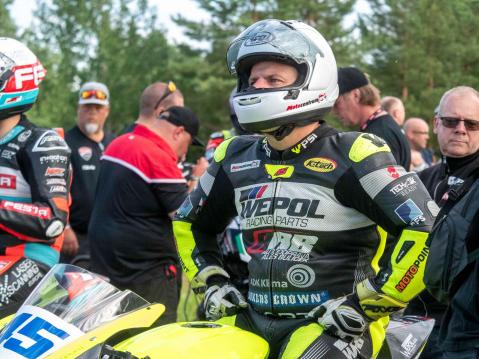 Tiesiköhan IRRC Supersport -luokan pistejohdossa ollut Marek Cerveny, kuinka kovan vastuksen tulisi Jarno Saarinen Circuitilla saamaan.