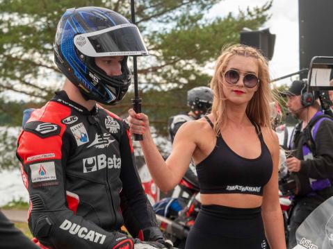 Lauantaina oli aika ajoin todella lämmintä. Grid girl suojaamassa Niko Tanskasta auringolta.