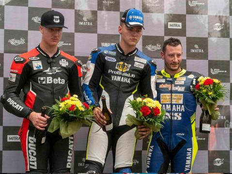 Open Supersport -luokan toisen kilpailun podiumilla Niko Tanskanen (vas.), Niko Lehtiranta ja Mauro Poncini.