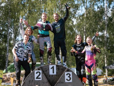 FMX best syncro -kisan podium. Filip Szmid (vas.), Sampo Katainen, J-P Poutiainen, ensimmaista kertaa SebFMX Fest:in historiassa podiumilla nahtiin myos Sebastian Westberg, Nuutti Katainen ja Aatu Kalliokoski.