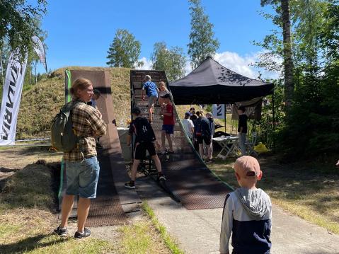 FMX Shown rampit kiinnostivat pienimpiä katsojia. Vieressä Talarian teltta, missä esiteltiin sähkömopoja, joita pystyi myös koeajamaan.