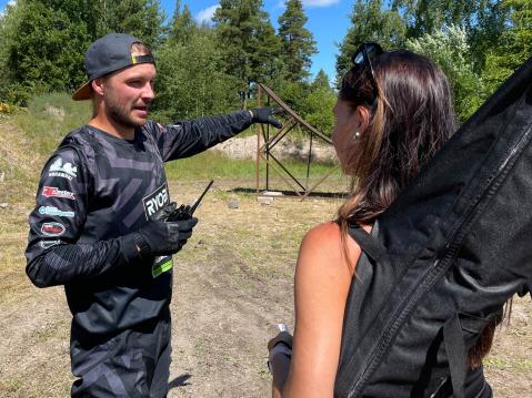 Sebu oli kiireinen koko päivän. Tässä opastamassa Salon Kangoo Club in edustajaa, jotka esittelivät lajiaan väliajalla.