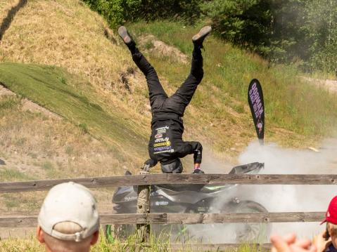 Kuminpoltto kuuluu stuntshow:hun.