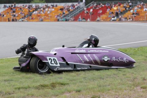 Mimi Sidecar Racing Minna Rantala/Mia Karjalainen joutuivat keskeyttämään sähkövian takia.