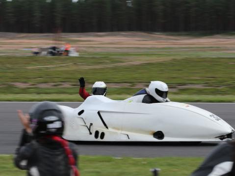 Mia Karjalainen aplodeerasi radan sivusta äidilleen, Pia Koskelalle hyvin menneen kisan jälkeen. 