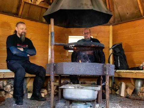 Makkaroiden kypsymistä odotellessa oli hyvä keskustella pyöristä ja niiden ominaisuuksista. Oikealla Anssi ja vasemmalla Erkki.