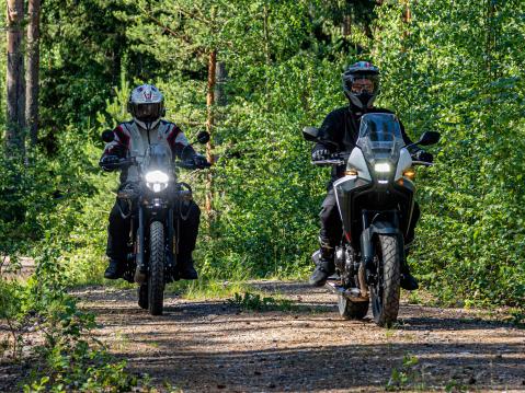 Royal Enfield vasemmalla, Honda oikealla. Parivaljakolla oli mukava ajella myös tällaisillä kulkuväylillä..