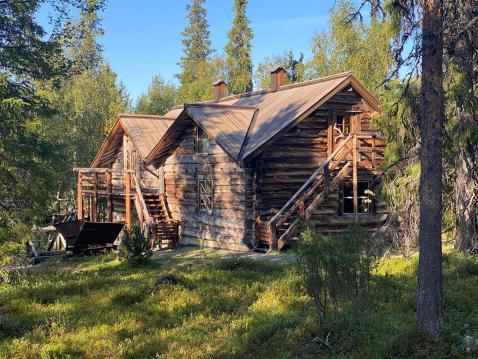 Kullankaivuuyhtiö Lapin Kulta Oy:n toimisto- ja hallintorakennus on jyhkeän hieno hirsitalo.