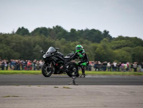 Jonny Davies AKA JD Stunts. Veikkaisimme jalkapohjien lämpiävän hieman tuossa vauhdissa.