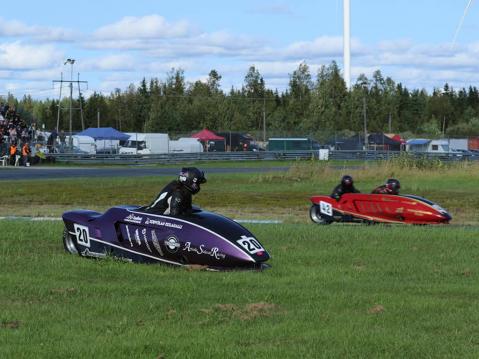 Mimi Sidecar Racingin Minna Rantan ohjaama pyörä spinnasi, jolloin  Mia Karjalainen putosi kyydistä. Kuva: Harjukuvat/Juha Harju