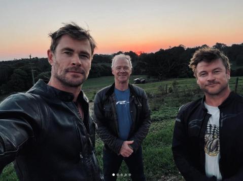 Chris Hemsworth (vasemmalla) isänsä Craigin ja veljensä Luken kanssa pimenevässä Australian illassa.