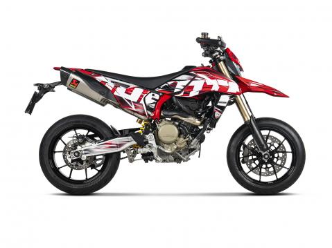 Akrapovicin uusi, titaaninen vaimenninpari Ducati Hypermotard 698 Mono / RVE:tä varten istuu hienosti designin kokonaisuuteen.