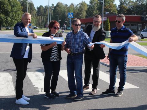 Heikki Mikkolan kadun avajaisissa paikalla kansanedustaja Timo Heinonen, kunniavieras Heikki Mikkola läheisineen, Suomen Moottoriliiton pääsihteeri Ville Salonen ja Lopen kunnanjohtaja Mikko Salmela.