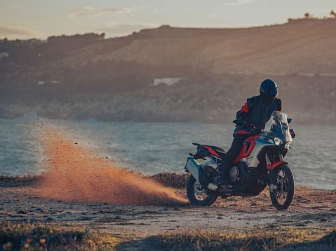 MV Agusta Enduro Veloce vuosimallia 2024. 