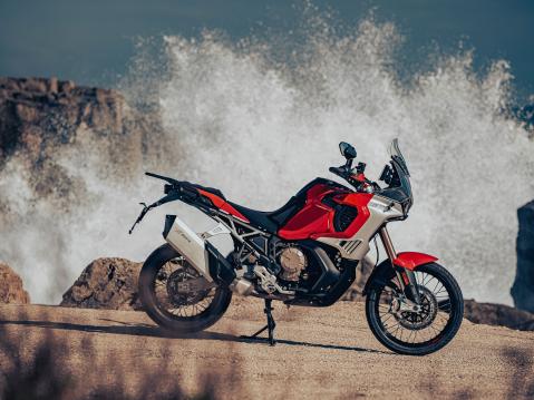 MV Agusta Enduro Veloce vuosimallia 2024.