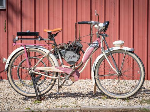 Schwinn Girls Deluxe -polkupyörä varustettuna Whizzerin moottorirakennussarjalla.