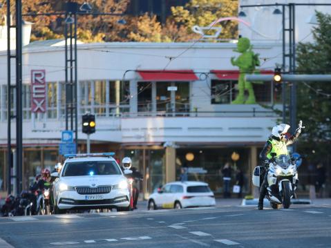 Poliisi ajoi tyylikkäästi letkan keulassa ja hoiti liikenteen katkomiset kulkueen edetessä.