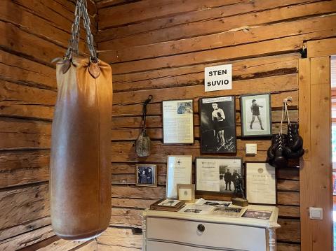 Sten Suvio oli ensimmäinen olympiakultaa voittanut suomalainen nyrkkeilijä. Kuvassa Viipurin nyrkkeilijöiden lahjoittama säkki, millä Sten Suvio on harjoitellut.