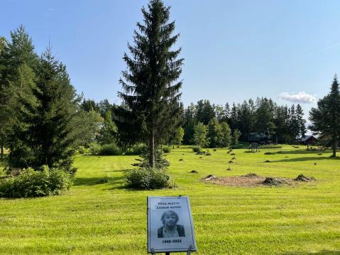 Vesa-Matti Loiri oli Samulinien perhetuttu. Hän on yksi Hyrsylän Mutkan 'puuhenkilöistä'.