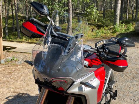 MV Agusta Enduro Velocen etuosa tuulilasi levikkeineen suojaa kuljettajaa hyvin.