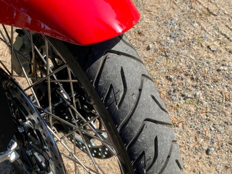 MV Agusta Enduro Veloce 2025. Bridgestonen Battlax A41 -renkaat toimivat asvaltilla loistavasti.