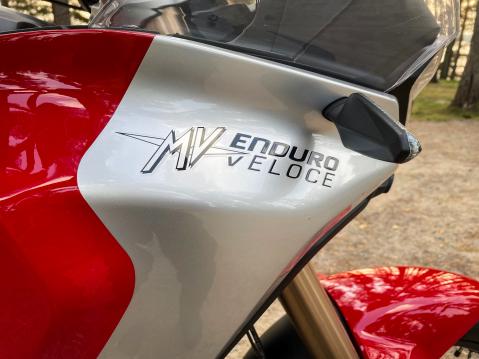 MV Agusta Enduro Veloce 2025. Agonpunainen ja Agonharmaa sointuvat hyvin yhteen.